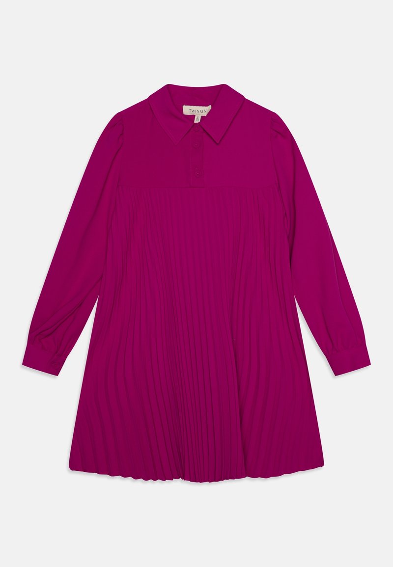 Robe plissée violette à manches longues avec un col pointu et deux boutons sur le plastron avant, posée à plat sur un fond blanc.