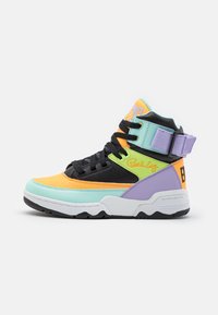 Vysoké tenisky s kombinací černé, oranžové, máty a fialkové kůže. Texturované panely a nastavitelný pásek zlepšují design.