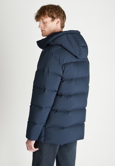 Giacca puffer blu navy con cappuccio, design trapuntato e polsini elastici. La texture liscia e l'orlo curvo migliorano il calore e il comfort.
