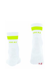 Białe skarpetki z jasną żółtą opaską i nazwą marki "FALKE" nadrukowaną na żółto. Projekt jest sportowy i nowoczesny, odpowiedni do odzieży sportowej.