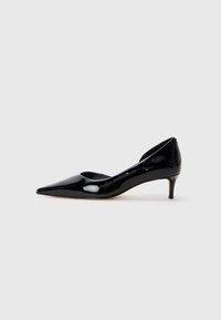 Schwarze Lackleder-Damenschuhe mit spitzem Zeh und niedrigem Absatz, im Profil auf einem schlichten hellgrauen Hintergrund dargestellt.
