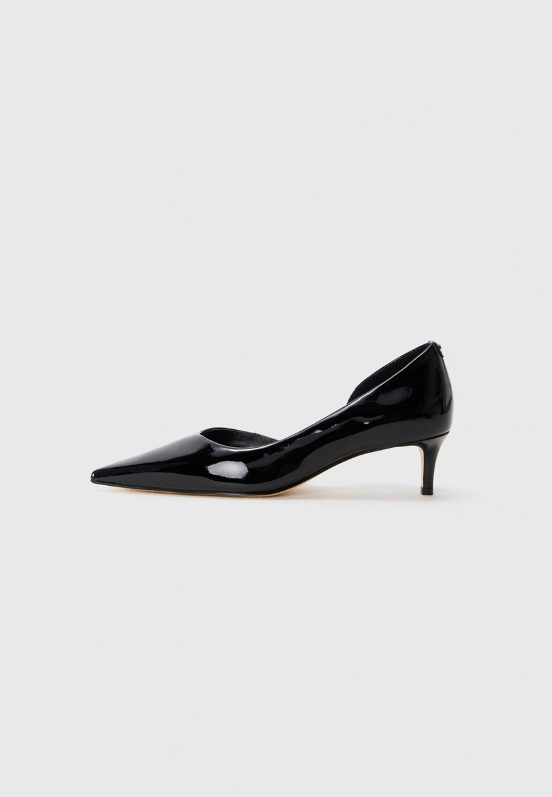 Schwarze Lackleder-Damenschuhe mit spitzem Zeh und niedrigem Absatz, im Profil auf einem schlichten hellgrauen Hintergrund dargestellt.
