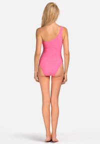 Jednoczęściowy strój kąpielowy w jaskrawym różowym kolorze, z teksturowanej tkaniny, asymetrycznym kroju z jedną ramiączkiem oraz wysokim wycięciem na nogi.