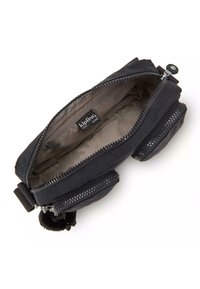 Sort Kipling kosmetikpose har to lynlåslommer, et stofudvendig og en pom-pom detalje. Indersiden har en glat foering.
