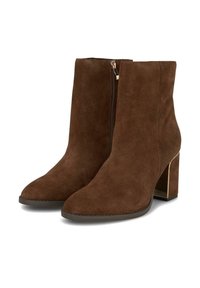 Botas tobilleras de ante marrón con puntera puntiaguda, cremallera lateral y tacón cuadrado con un acabado metálico. Textura suave con un acabado mate.