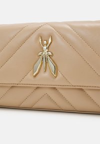 Patrizia Pepe BAG - Soma ar siksnu pāri ķermenim - camel/beige