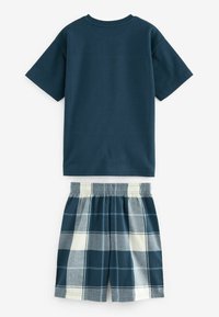 Tricou texturat de culoare bleumarin cu mâneci scurte, asortat cu pantaloni scurți cu carouri în nuanțe de albastru, gri și alb, având un brâu elastic.