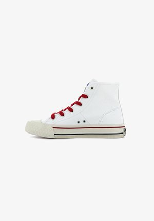 Witte hoge sneakers met rode veters en oogjes, rubberen neuskap, gestructureerde witte zool en contrasterende rode en zwarte streep rondom de basis.