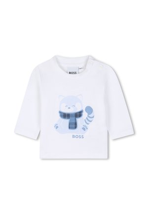 Wit babyshirt met lange mouwen met een blauwe cartoonwasbeer die een geruite sjaal draagt en het woord BOSS eronder gedrukt. Twee knoopjes op de schouder.