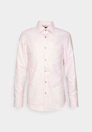Cămașă roz deschis cu mâneci lungi, realizată dintr-un material neted, având un guler clasic și nasturi asortați pe față.