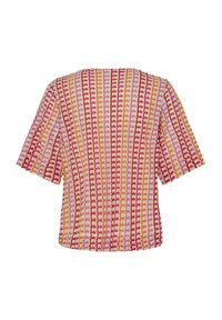 Haut en maille à manches courtes avec des rayures texturées verticales en rouge, rose, orange et beige, montré de dos sur un fond blanc.