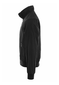 Giubbotto bomber nero con colletto alto, tasca laterale con zip, polsini elastici e una texture di nylon liscia. Design leggero e aderente.