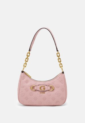 Bolso de hombro rosa texturizado con cadena dorada como asa y cierre con el logo "G" y el nombre de la marca Guess en el frente.