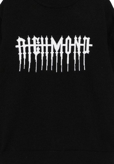 Maglione nero con un audace design di testo stilizzato in bianco sul davanti. Il materiale sembra liscio, con un classico colletto a girocollo e polsini a costine.