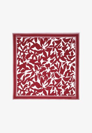 Écharpe rouge ornée d'un motif floral blanc, bordée d'une étroite bande blanche. Le tissu semble doux avec une texture lisse.