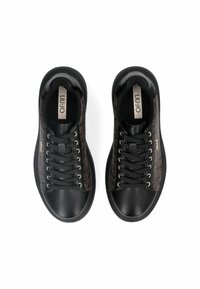 Chaussures de sport noires avec des côtés à motif marron texturé, bouts ronds et œillets en argent ; dotées de lacets noirs et d'un col rembourré.