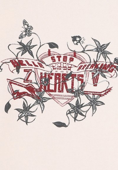 Lichtgekleurde stof met een grafisch ontwerp met donkerrode en zwarte tekst, bloemaccenten en een hartvorm in het midden.