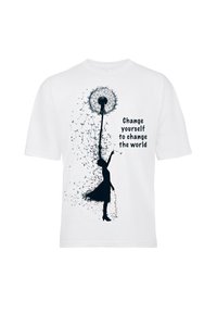 Wit T-shirt met korte mouwen met een zwart silhouet van een figuur die een paardenbloem vasthoudt. De tekst luidt: "Verander jezelf om de wereld te veranderen."