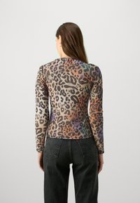 Dug vratni dugih rukava od prozirnog, uzorkovanog materijala s više boja leopardovim printom. Stražnja strana ima okrugli izrez i uski siluetu.
