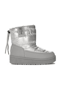 Stivale invernale argento e grigio a metà polpaccio con parte superiore imbottita, etichetta con marchio "Big Star", punta tonda, suola piatta e cordoncino regolabile sul retro.