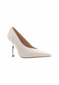Scarpa con tacco alto bianca a punta, dal design elegante, con tacco a stiletto in metallo argentato lucido e tomaia in pelle liscia.