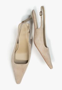 Beige suède slingback hakken met puntige neuzen, een slanke hak en een kleine zijgesp. Gladde binnenvoering en een minimalistisch ontwerp.