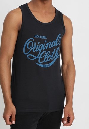 Hombre con una camiseta de tirantes negra con texto y diseño azul «Jack & Jones Originals Cloth» en la parte delantera.
