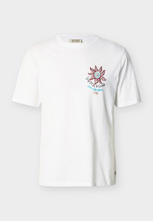 T-shirt bianca a maniche corte con grafica di sole rossa e blu e testo "Scotch & Soda, Amsterdam 1985" sul petto a sinistra.
