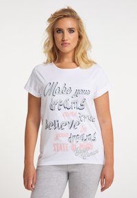 Weißes Baumwoll-T-Shirt mit mehrfarbigem Text: "Mache deine Träume wahr" und "State of Mind", mit kurzen Ärmeln und rundem Halsausschnitt.