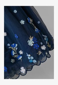 Nevybrané, navy blue blossom