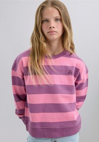 Violetti ja vaaleanpunainen raidoitettu collegepaita, jossa on pyöreä kaula-aukko ja ribbaushelma. Rinnassa on pieni pääkallo-logo. Pehmeää puuvillamateriaalia.