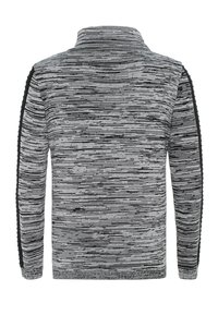 Gestrickter Pullover mit langen Ärmeln in Grau mit schwarzen horizontalen Streifen, ausgestattet mit einem hohen Kragen und strukturierten Akzenten entlang der Seitennähte.