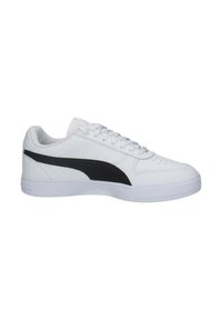 Sneaker bianca in materiale sintetico con una striscia laterale nera, suola piatta bianca e dettaglio perforato sulla punta. Design con lacci.