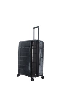 Hartschalenkoffer in Schwarz mit geriffelter Oberfläche, ausziehbarem Griff und vier Rädern. Er verfügt über einen Reißverschluss und einen seitlichen Griff für einen einfachen Transport.