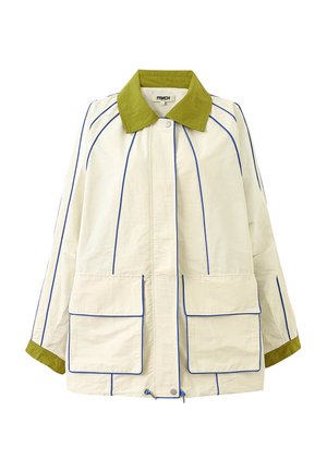 Veste beige clair avec col et poignets verts, fines rayures verticales bleues, et deux grandes poches avant bordées de bleu.