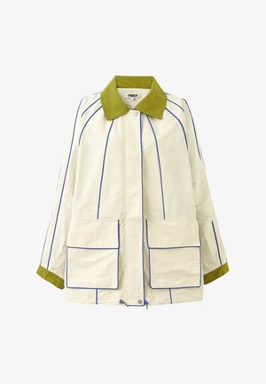 Lichtbeige jas met groene kraag en manchetten, dunne blauwe verticale strepen en twee grote voorzakken omlijnd in blauw.