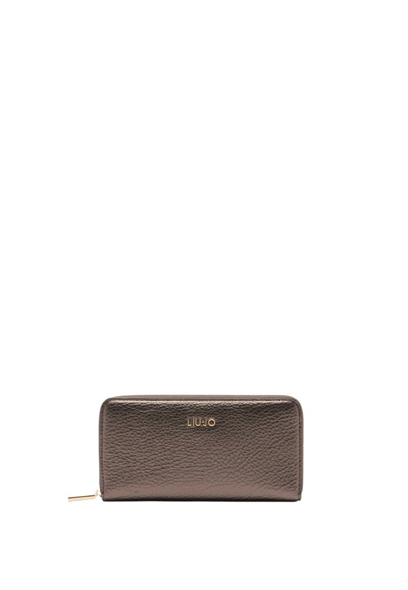 Portafoglio in pelle marrone testurizzata con logo dorato, chiusura con zip e forma rettangolare slim. Presenta una finitura liscia e un design minimale.