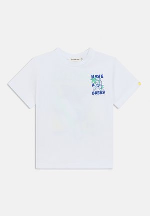 Hvid bomulds-T-shirt med grafisk tryk med teksten "HAVE A BREAK" i blå og grøn, korte ærmer og rund halsudskæring.