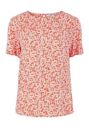 Koraalrode blouse met korte mouwen, voorzien van een wit bloemenpatroon en een ronde halslijn, met een knoopsluiting in een sleutelgat aan de achterkant van de hals, en een relaxte pasvorm.