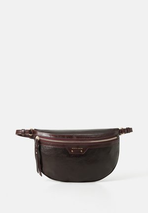 Braune Leder-Crossbody-Tasche in runder Form, mit einem Reißverschluss und Hardware in Goldtönen, ausgestattet mit einem Logo-Plakette auf der Vorderseite und einem verstellbaren Träger.