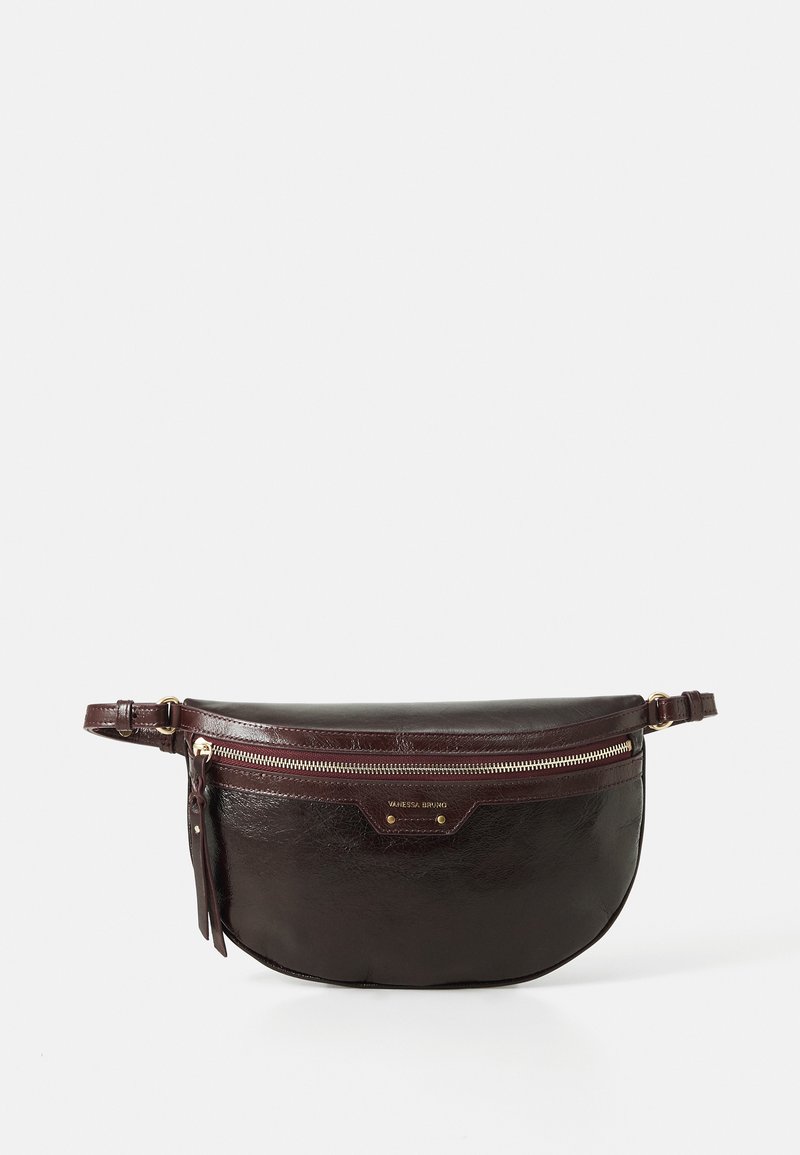 Sac bandoulière en cuir marron, forme arrondie, avec une fermeture éclair et des éléments en métal doré, présentant un logo en devanture et une bandoulière réglable.