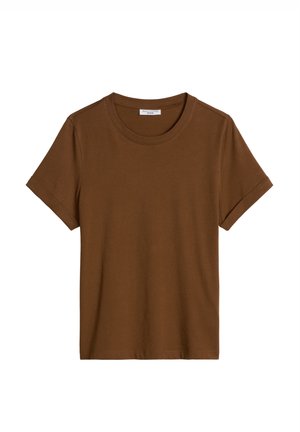 Bruine T-shirt met korte mouwen en ronde hals, met opgevouwen mouwen, plat weergegeven tegen een witte achtergrond.