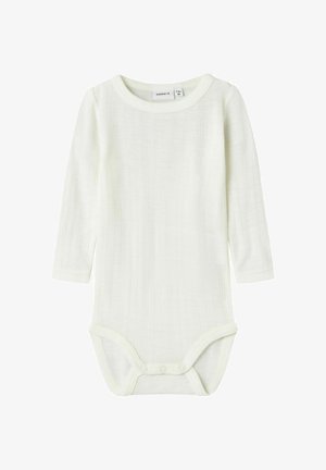 Weißer, langärmliger Baby-Strampler aus Rippstrick mit rundem Ausschnitt und drei Druckknöpfen im Schritt für einfaches Windelwechseln.