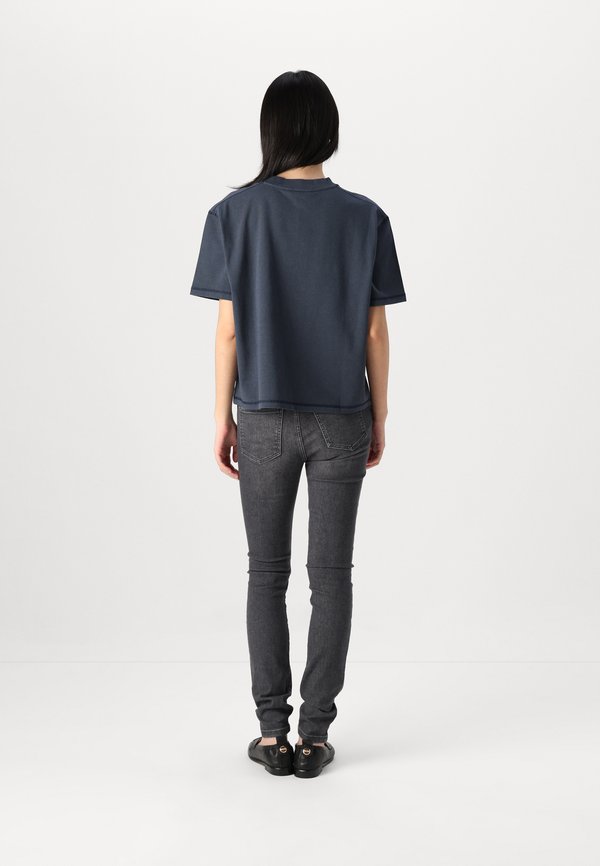 NEAT VARSITY - Basic T-shirt - military denim3