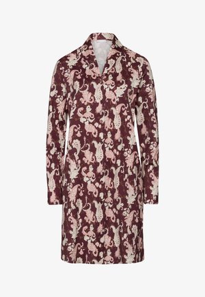 Maronfarvet mønstret kappe med et blomster paisley-design i pink og creme, med krave og lange ærmer, lavet af blødt stof.