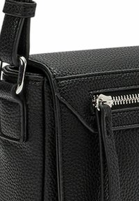 Bolso de cuero negro texturizado con forma rectangular, que presenta un bolsillo con cremallera y accesorios en tono plateado. asas con correas ajustables.