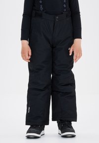 Zwarte winterbroek gemaakt van geïsoleerd materiaal, voorzien van verstelbare bandjes, een knoopsluiting en verstevigde manchetten voor duurzaamheid.
