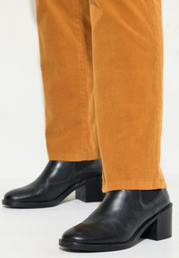 Ulla Popken MONY STRETCH  - Broek - golden brown