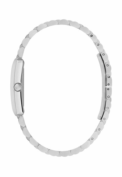 Sölvfärgad metallklocka med ett runt hölje och ett flexibelt, länkade armband som har släta, polerade länkar samt en central knapp för justering.