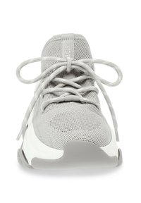 Scarpa sportiva grigia chiara con tomaia in rete, punta rotonda, collo imbottito e lacci piatti. Presenta una suola in gomma bianca con finitura testurizzata.